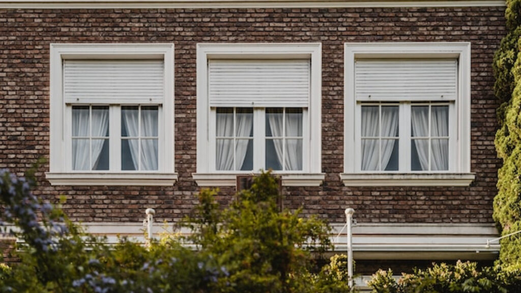 Spécialiste des volets : quelles options pour renforcer la sécurité d’une maison ?