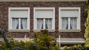 Spécialiste des volets : quelles options pour renforcer la sécurité d’une maison ?